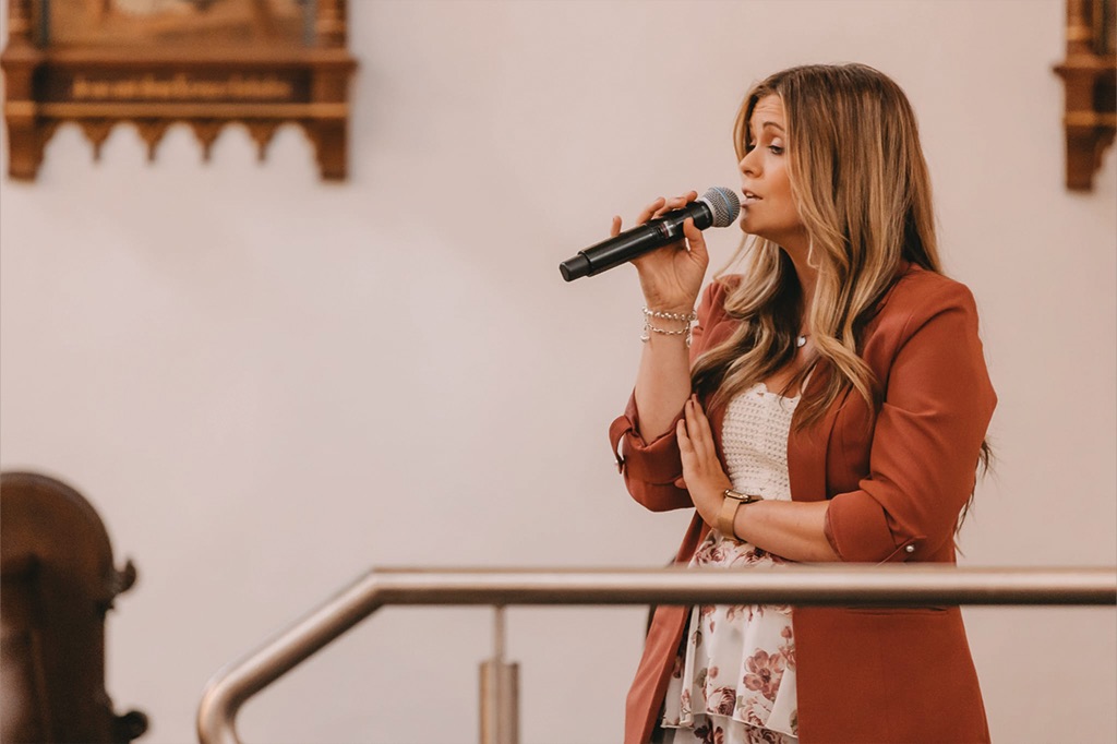 Bianca singt live bei einer Hochzeit in der Kirche