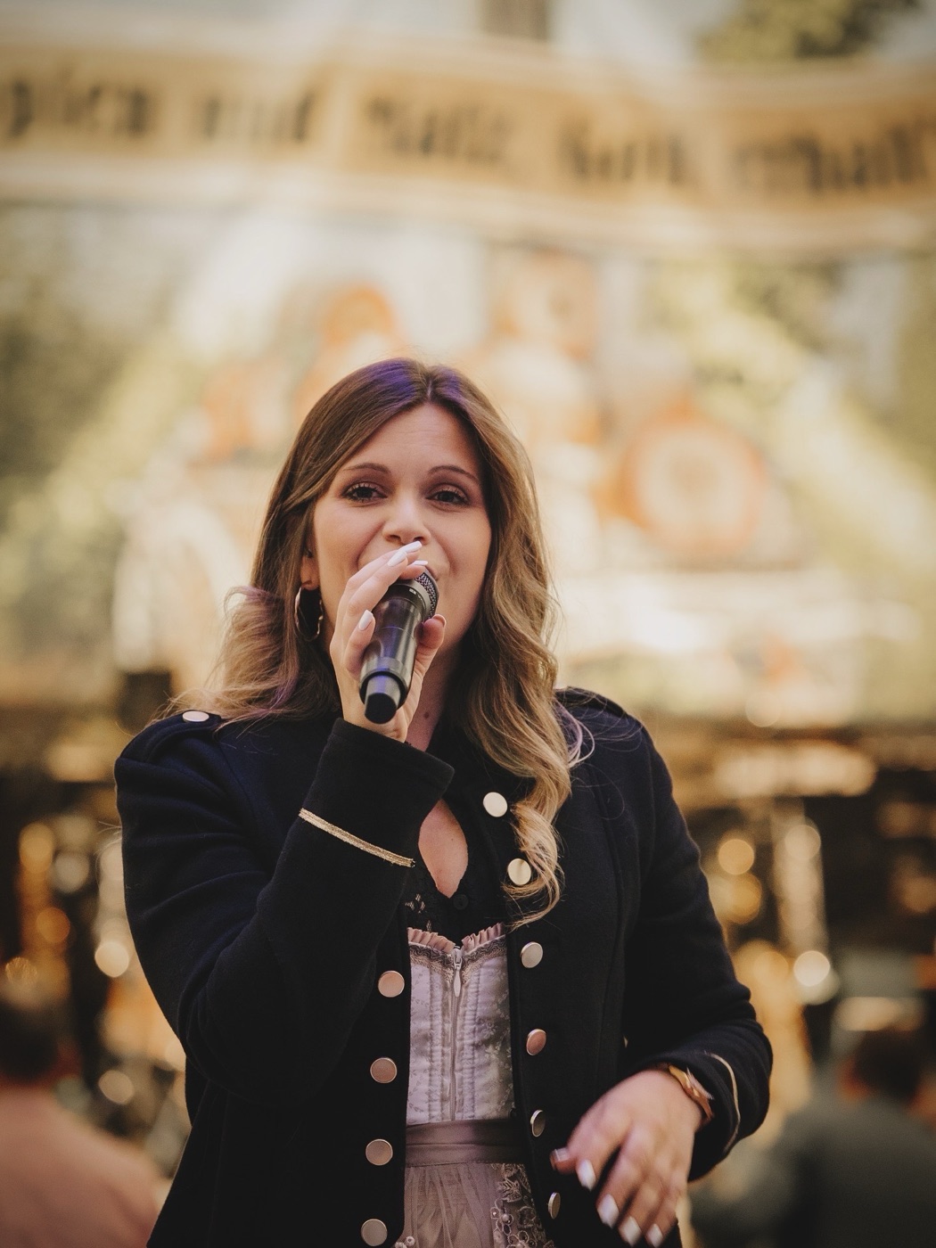 Bianca singt live auf einem Volksfest