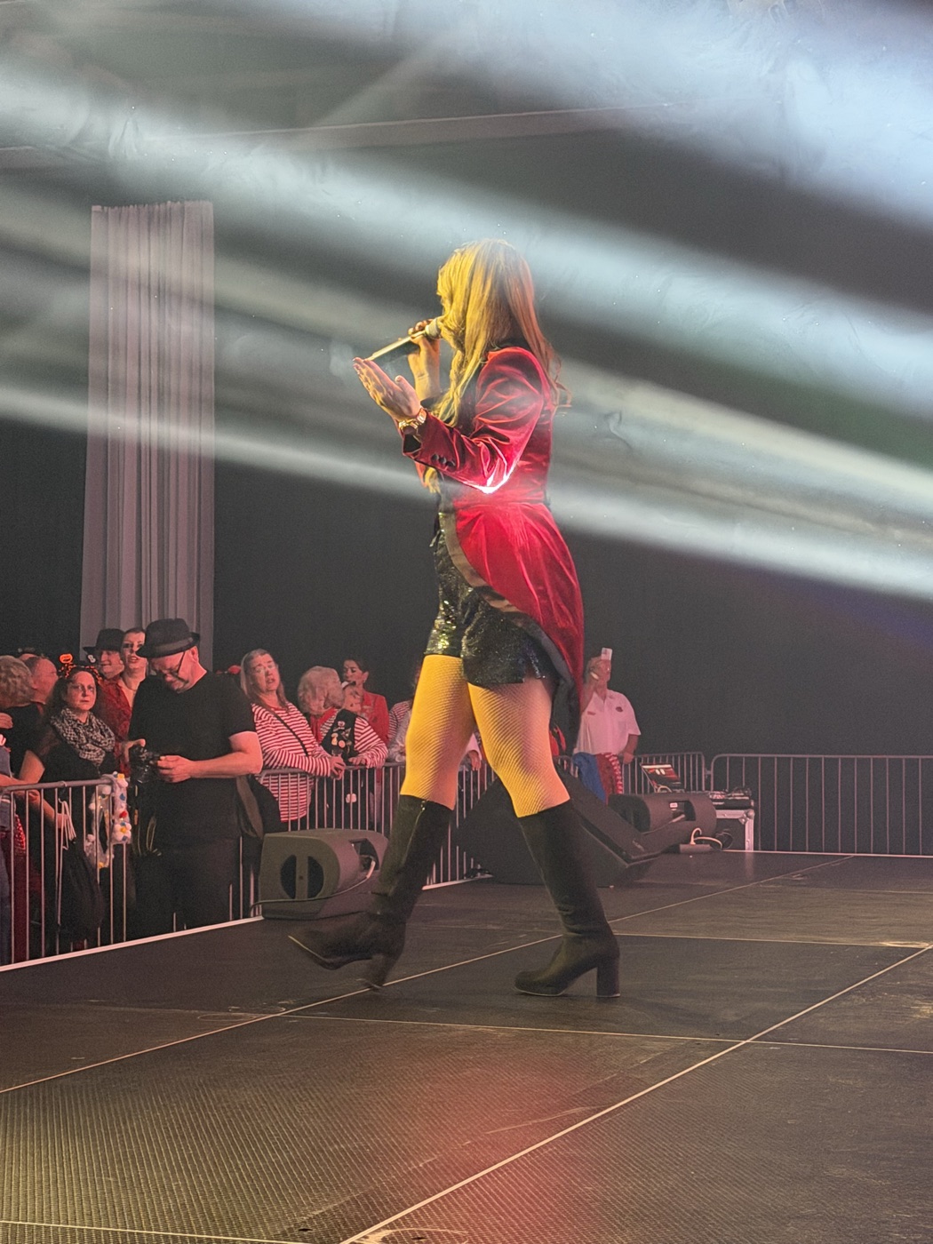 Bianca live auf großer Bühne mit Lichtshow